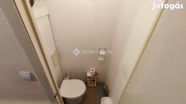 Eladó 2 szobás, erkélyes lakás Pécs kertvárosában, a Siklósi úton!