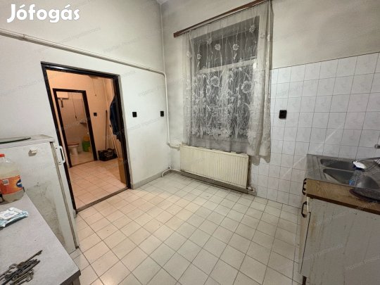 Eladó 2 szobás, földszinti, felújítandó lakás + üzlethelyiség hozzá