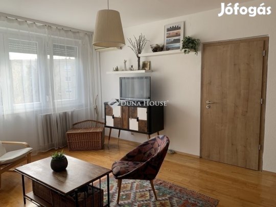 Eladó 2 szobás, világos, klímás lakás, Budapest 16. ker.