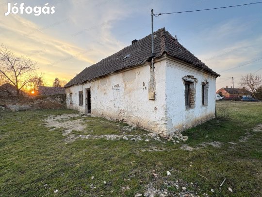 Eladó 2 szobás felújítandó családi ház Csabrendek-Nagytárkánypusztán!