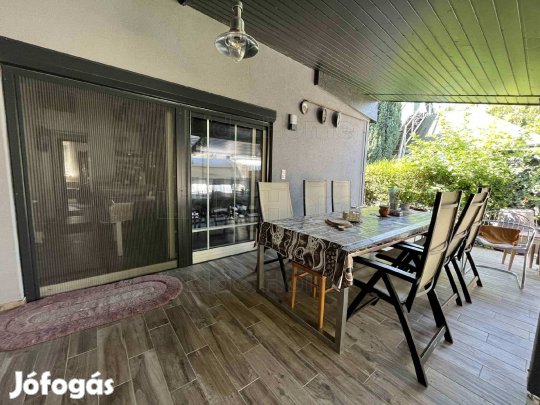 Eladó 2 telken lévő felújított 3 lakásos Családi ház Balatonbogláron!