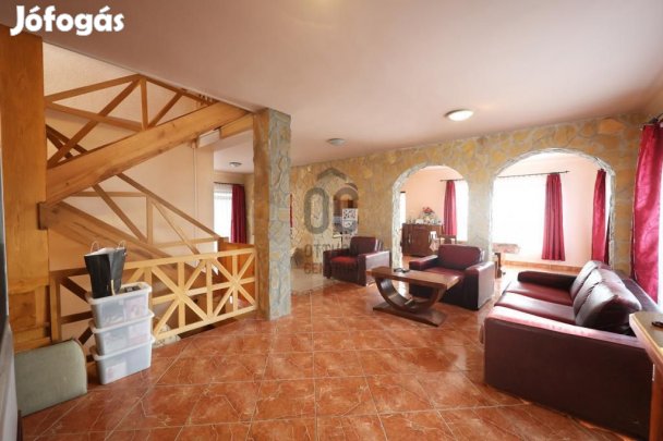 Eladó 300 nm-es ház Csömör