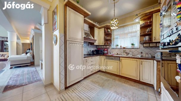 Eladó 300 nm-es ház Halmaj