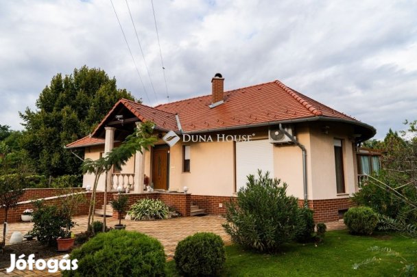 Eladó 300 nm-es ház Kecskemét