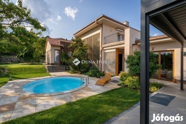 Eladó 300 nm-es ház Pécs