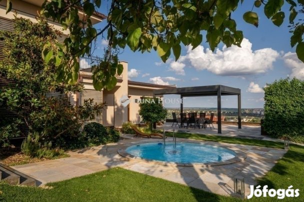 Eladó 300 nm-es ház Pécs