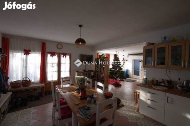 Eladó 300 nm-es ház Velence