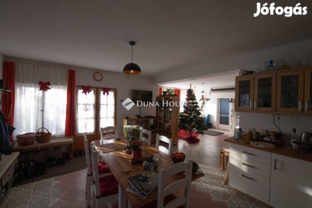 Eladó 300 nm-es ház Velence