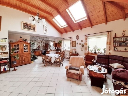 Eladó 300 nm-es ház Veresegyház