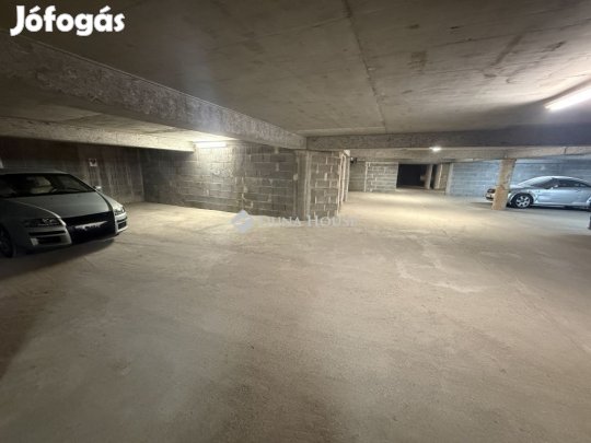 Eladó 30 nm-es garázs Pécs