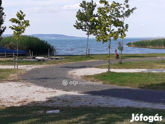 Eladó 30 nm-es lakás Szántód