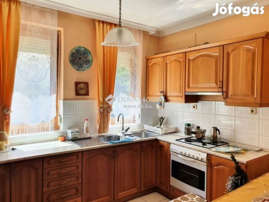 Eladó 320 nm-es ház Remeteszőlős