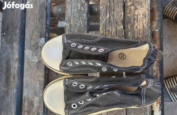 Eladó 32es tornacipő