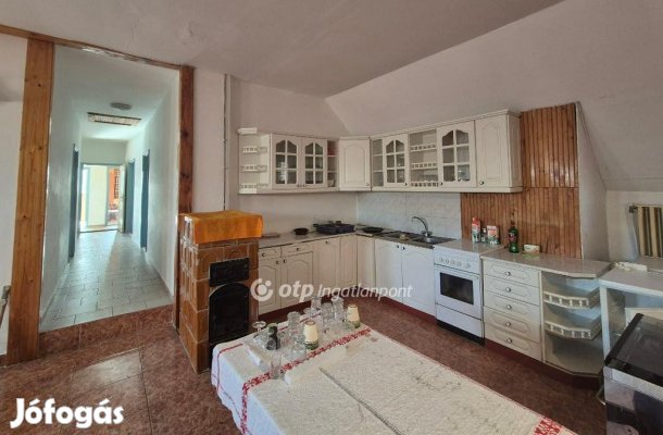 Eladó 330 nm-es ház Balatonmáriafürdő