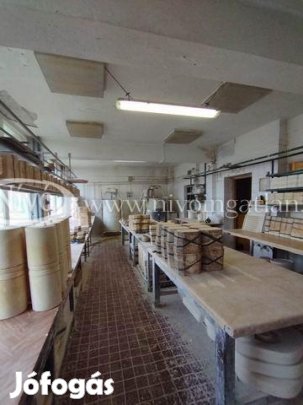 Eladó 332 nm-es Műhely Veszprém
