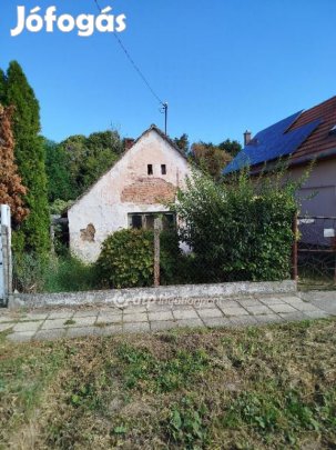 Eladó 339 nm-es telek Pécs