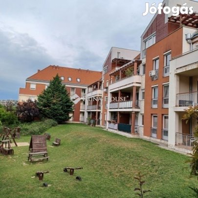 Eladó 33 nm-es lakás Pécs