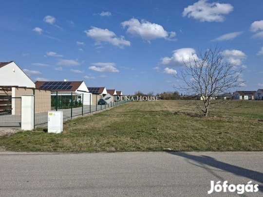 Eladó 3410 nm-es telek Székesfehérvár