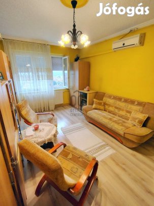 Eladó 35 nm-es lakás Cegléd