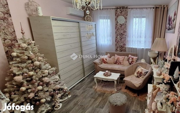 Eladó 35 nm-es lakás Pécs