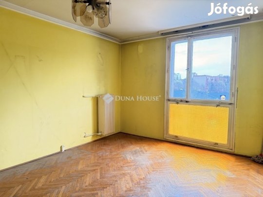 Eladó 35 nm-es lakás Pécs