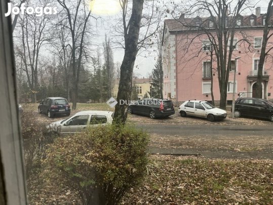 Eladó 35 nm-es lakás Pécs
