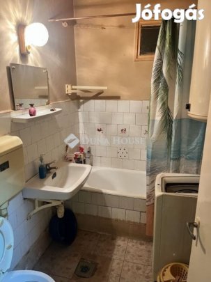 Eladó 35 nm-es lakás Pécs