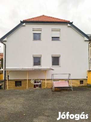 Eladó 360 nm-es ház Győr