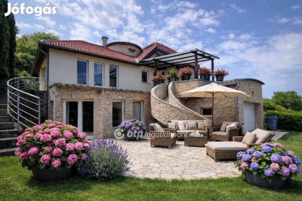 Eladó 363 nm-es ház Pécs