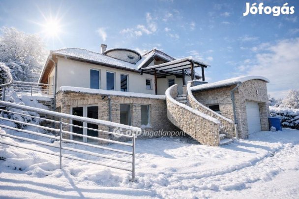 Eladó 363 nm-es ház Pécs