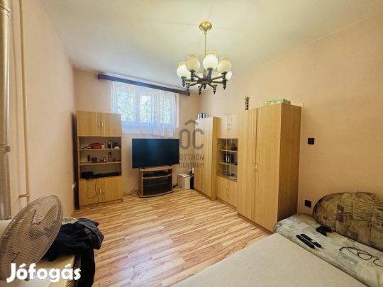 Eladó 36 nm-es lakás Cegléd