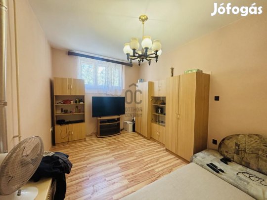 Eladó 36 nm-es lakás Cegléd