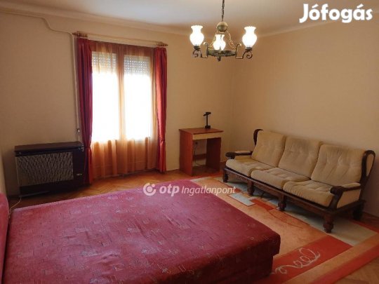 Eladó 36 nm-es lakás Pécs