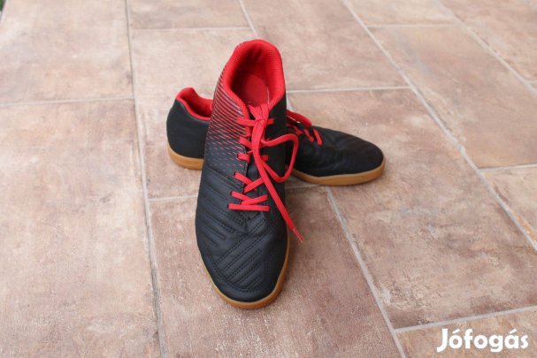 Eladó 37-es Kipsta focicipő