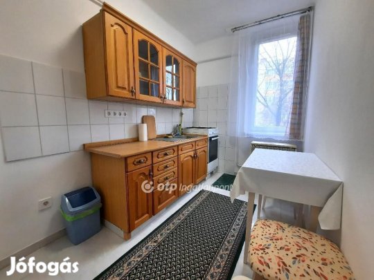 Eladó 37 nm-es lakás Szolnok