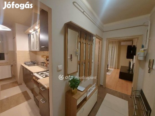 Eladó 38 nm-es lakás Pécs