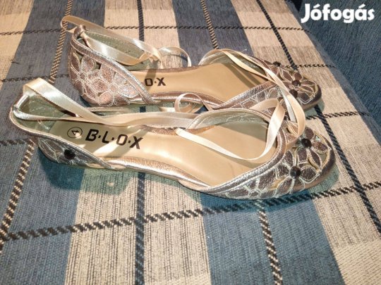 Eladó 3 darab női szandál és cipő