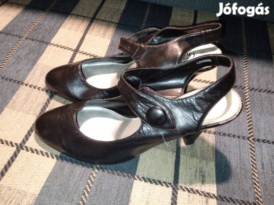 Eladó 3 darab tűsarkú női cipő