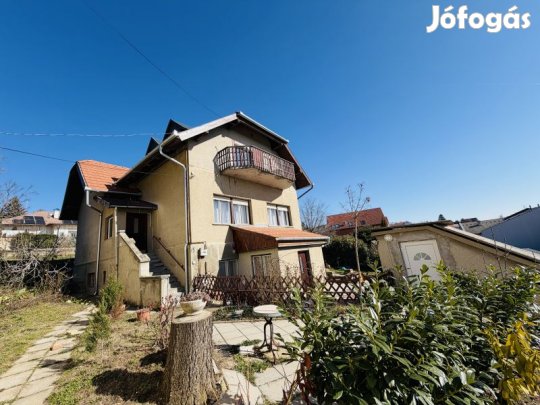 Eladó 3 generációs családi ház 2 GARÁZZSAL Pécsen.