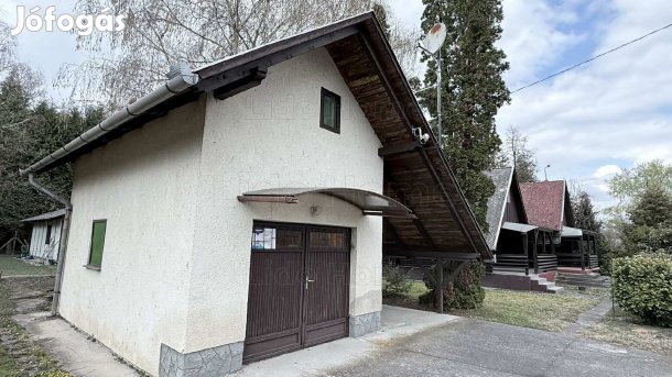 Eladó 3 különálló kétszintes épületből álló nyaraló Balatonberényben.