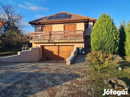 Eladó 3 szintes, újszerű családiház, napelem, garázs, kert