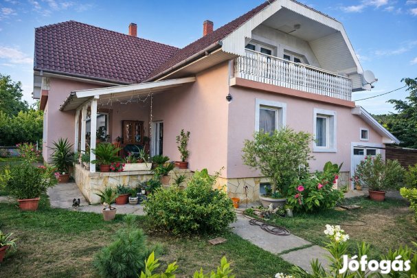 Eladó 3 szintes igényesen felújított panorámás családi ház csendes