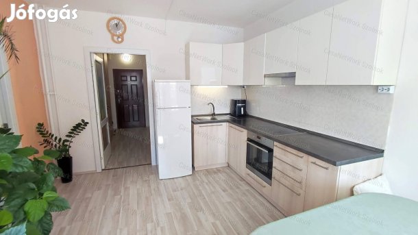 Eladó 3 szobás, 2. emeleti, felújított lakás Szolnokon
