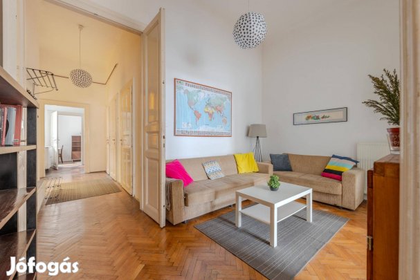 Eladó 3 szobás, csendes, napfényes lakás a Palotanegyedben!