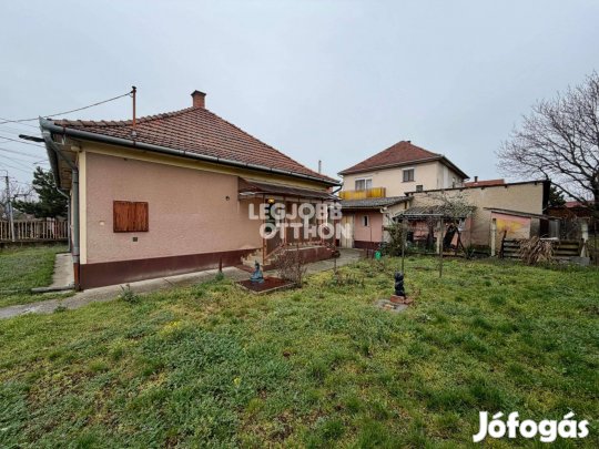 Eladó 3 szobás felújítandó családi ház Cegléden a Kertvárosban