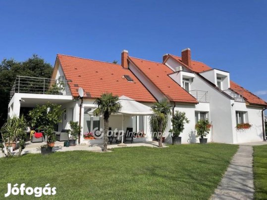 Eladó 400 nm-es ház Balatonboglár