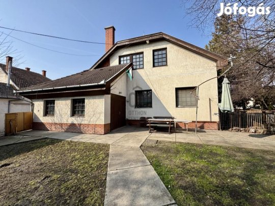 Eladó 400 nm-es ház Cegléd