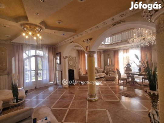 Eladó 400 nm-es ház Érd