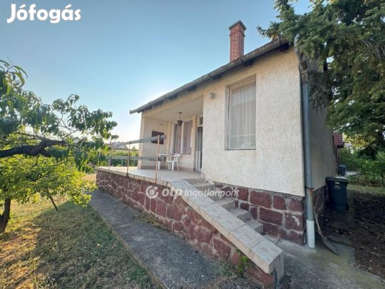 Eladó 40 nm-es ház Alsóörs