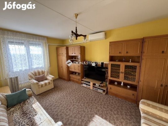 Eladó 40 nm-es lakás Pécs